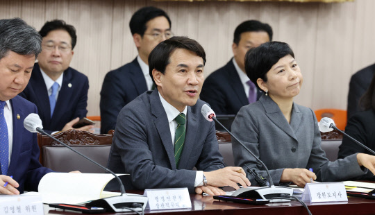 김진태(가운데) 강원도지사가 지난 3월30일 오전 강원도 춘천시 강원도청에서 열린 강원특별자치도 지원위원회 1차 회의에서 발언하고 있다.<연합뉴스>